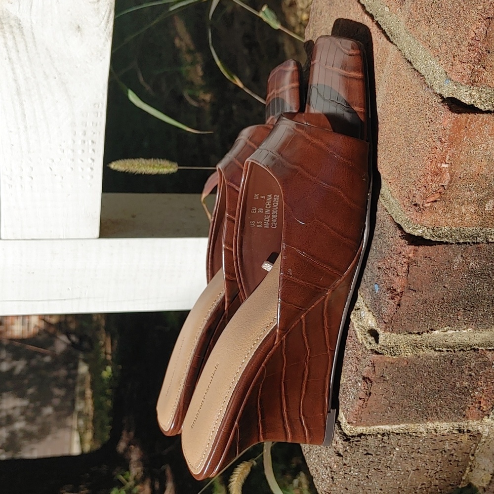 Amazon Essentials Brown Embossed Wedge Sandals Si… - image 1